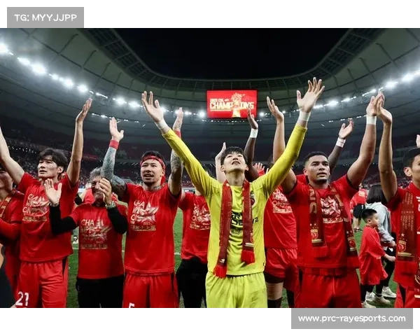 上海海港加冕2025赛季中超冠军,实现三连冠 上海海港加冕2025赛季中超冠军,实现三连冠