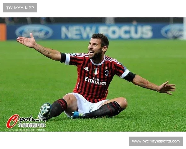 圣西罗球场球迷抗议高票价,AC米兰赛前展示反歧视横幅 圣西罗球场球迷抗议高票价,AC米兰赛前展示反歧视横幅