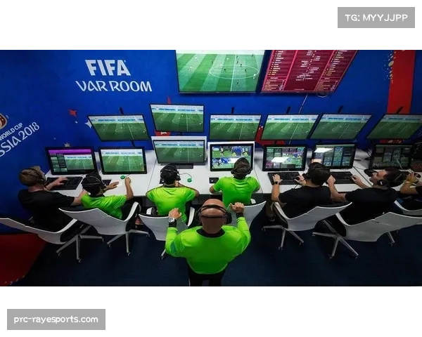 VAR长时间介入判罚点球,看台响起阵阵嘘声